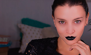 Maquillaje de noche: Labios negros góticos